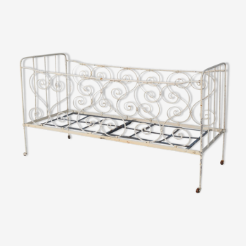 Bed in wrought iron of time end XIX painted white