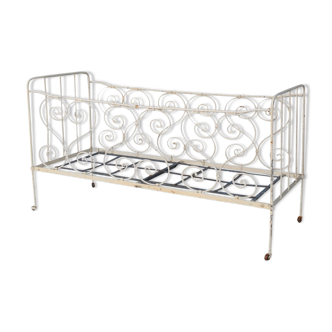 Bed in wrought iron of time end XIX painted white