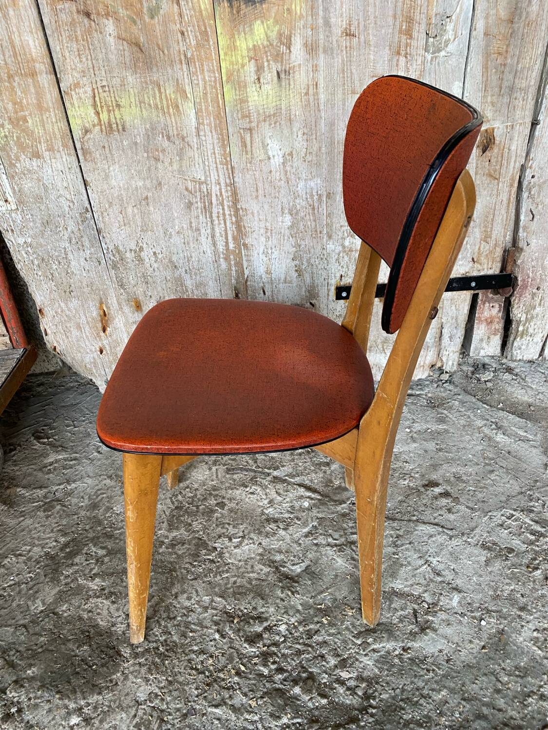Ancienne Chaise Bois Pieds compas Vinyle Rouge Années 60