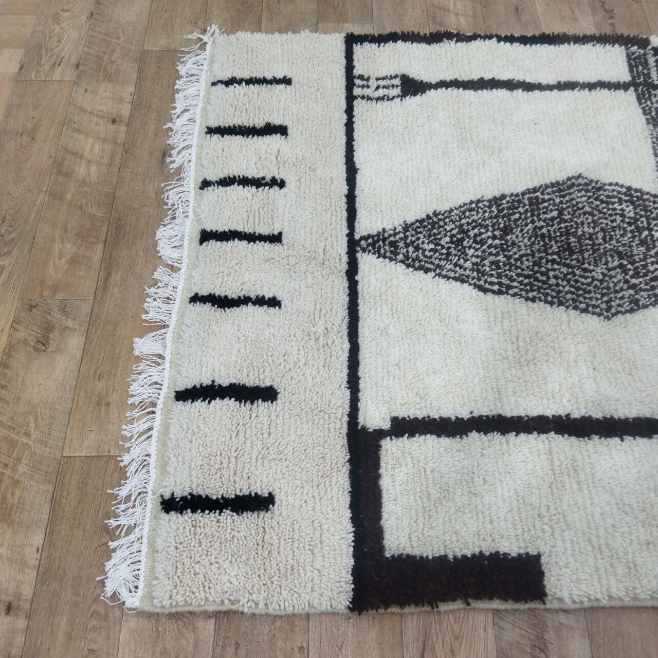 Azilal Berber rug in handmade wool 236 X 156 CM