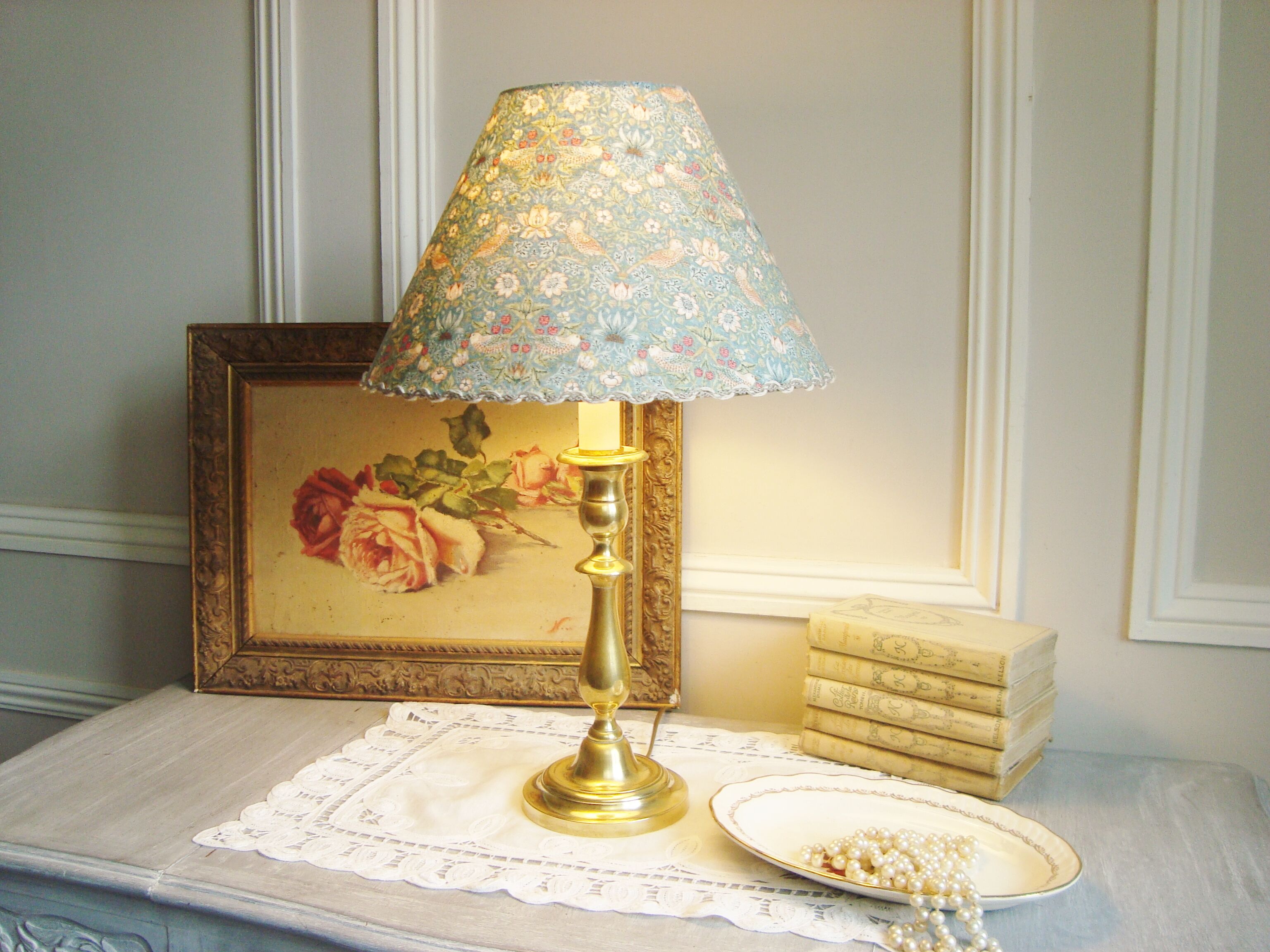 Lampe bougeoir ancien en laiton avec son abat-jour fait main en tissu de William Morris
