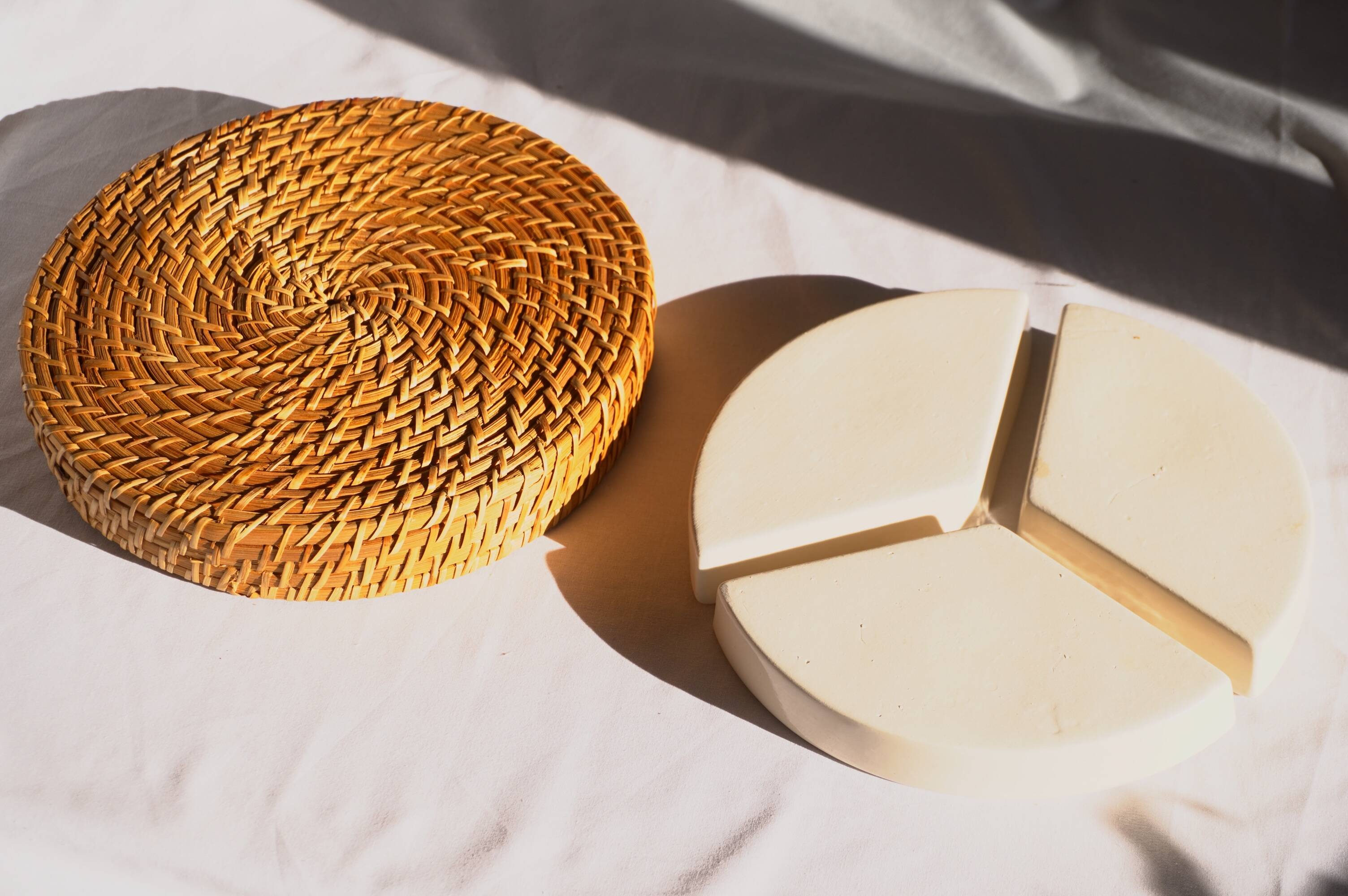 Compartment dish for appetizers, made of porcelain with a wicker support.