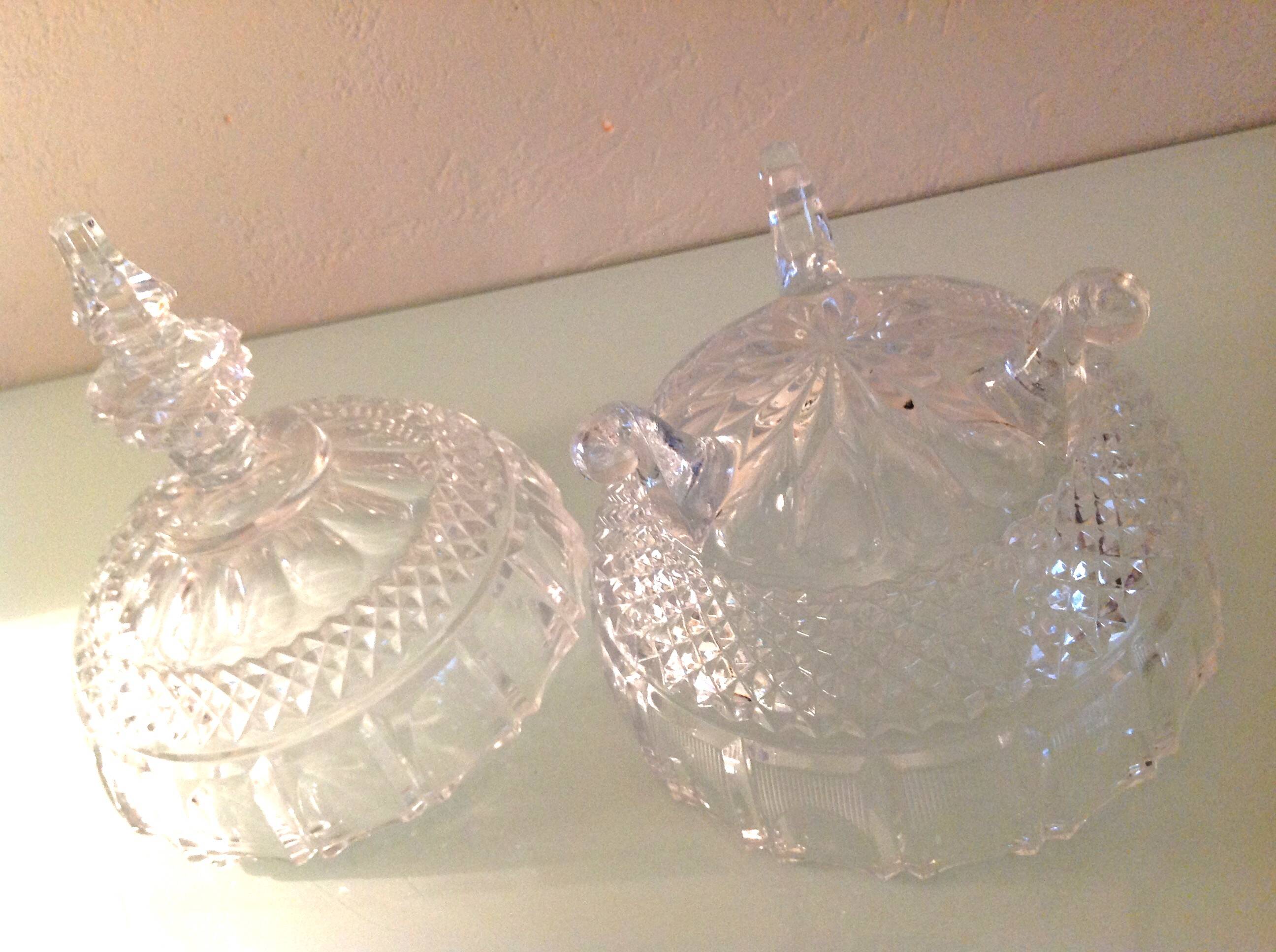 Globe candy box on tripod legs in chiseled glass / vintage 60s-70s