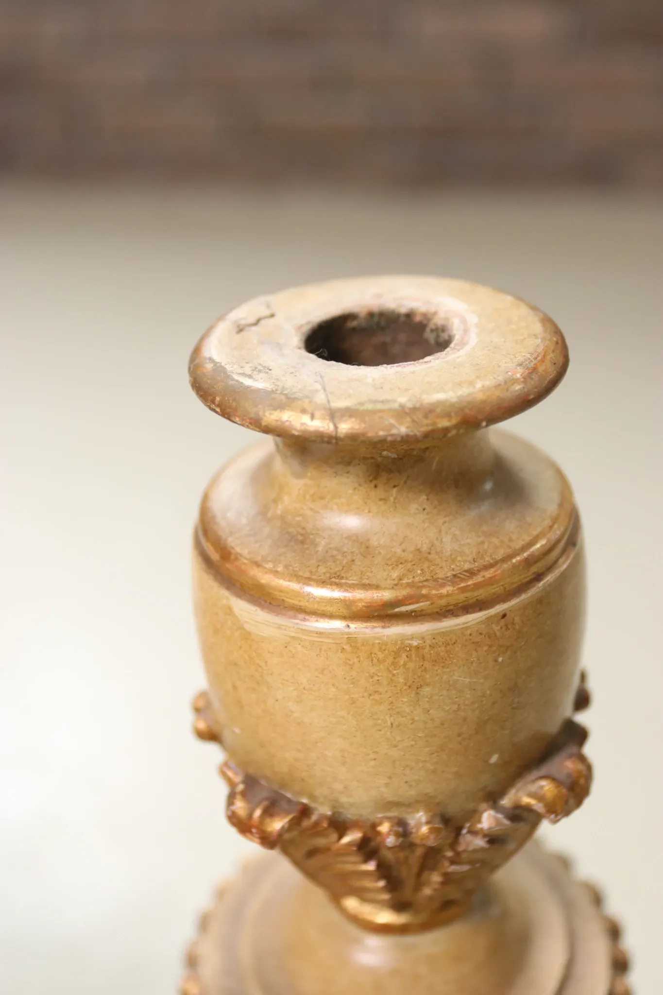 Giltwood candlestick on plinth – Italian neoclassical style, mid-20th c.