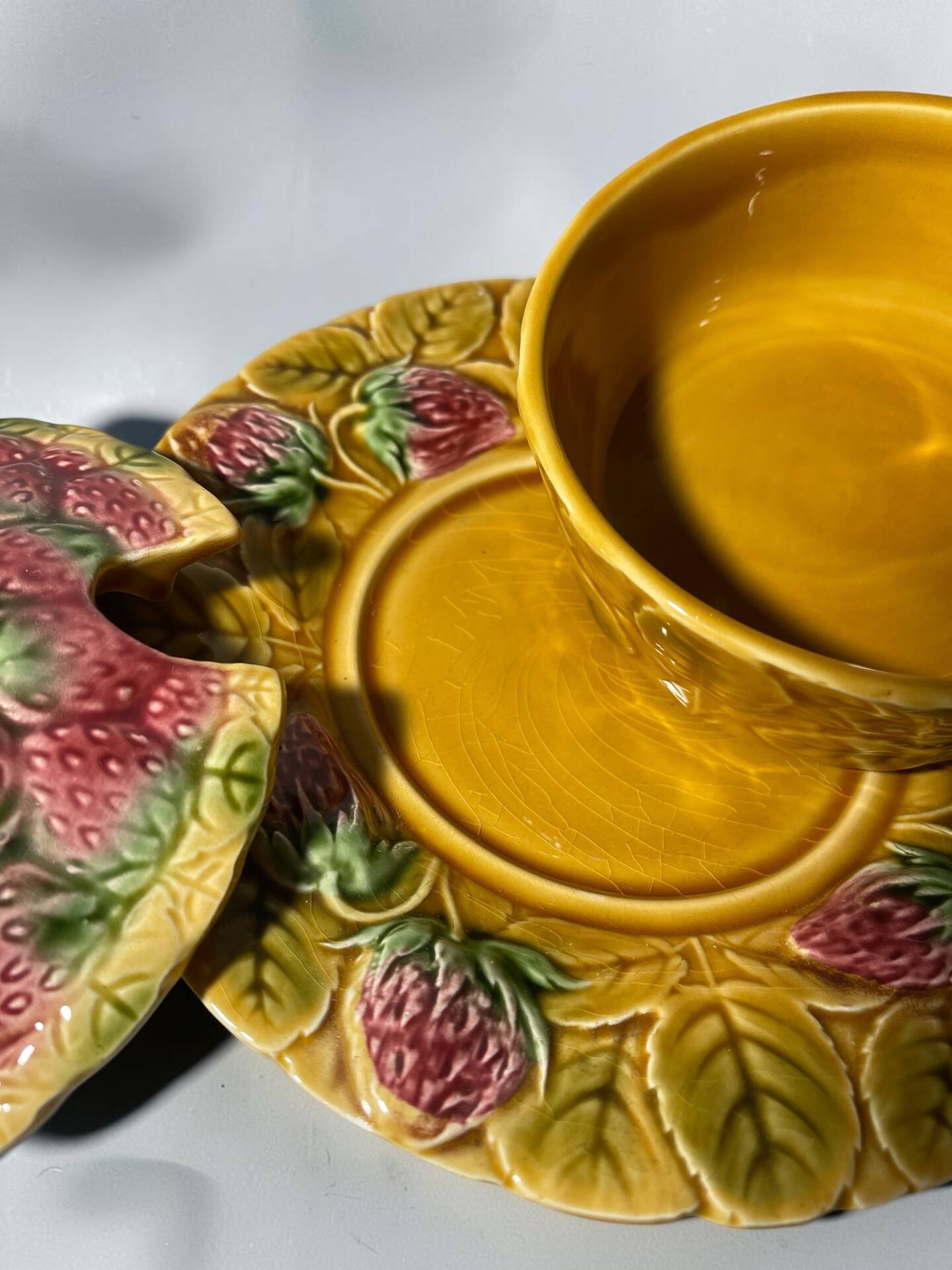 Confiturier vintage Sarreguemines en barbotine – Décor fraises – Ensem