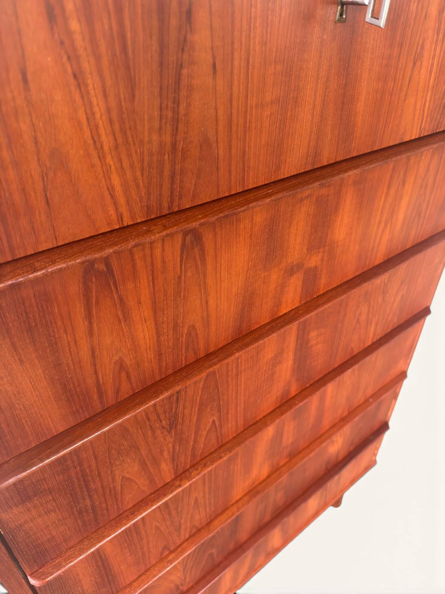Chiffonnier « tallboy » vintage danois en teck avec 7 tiroirs