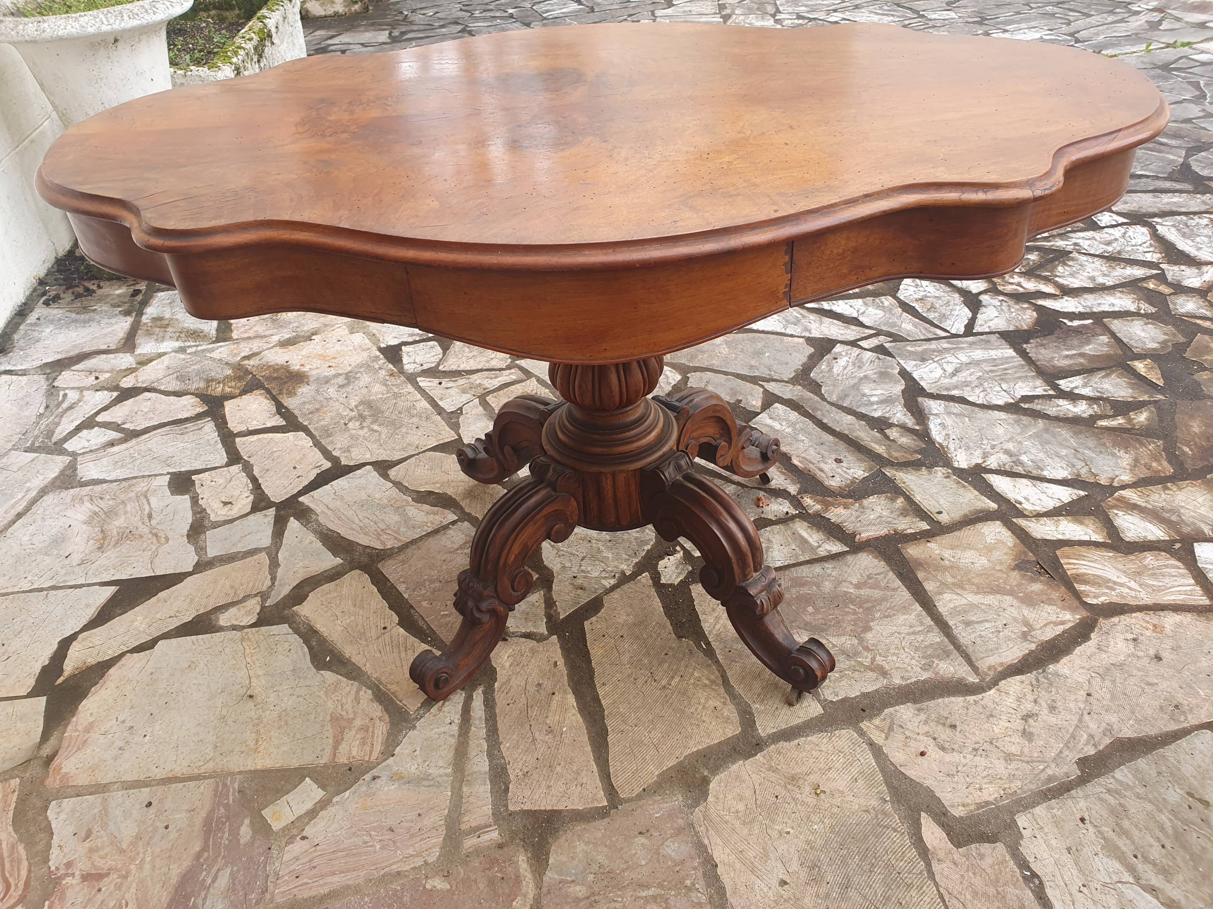 Mahogany violin pedestal table, 19th century