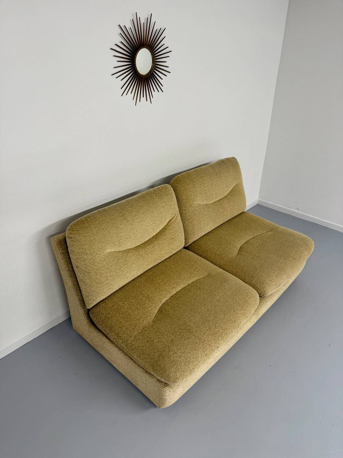 Ancien canapé 2 places convertible en velour design des années 70 vintage