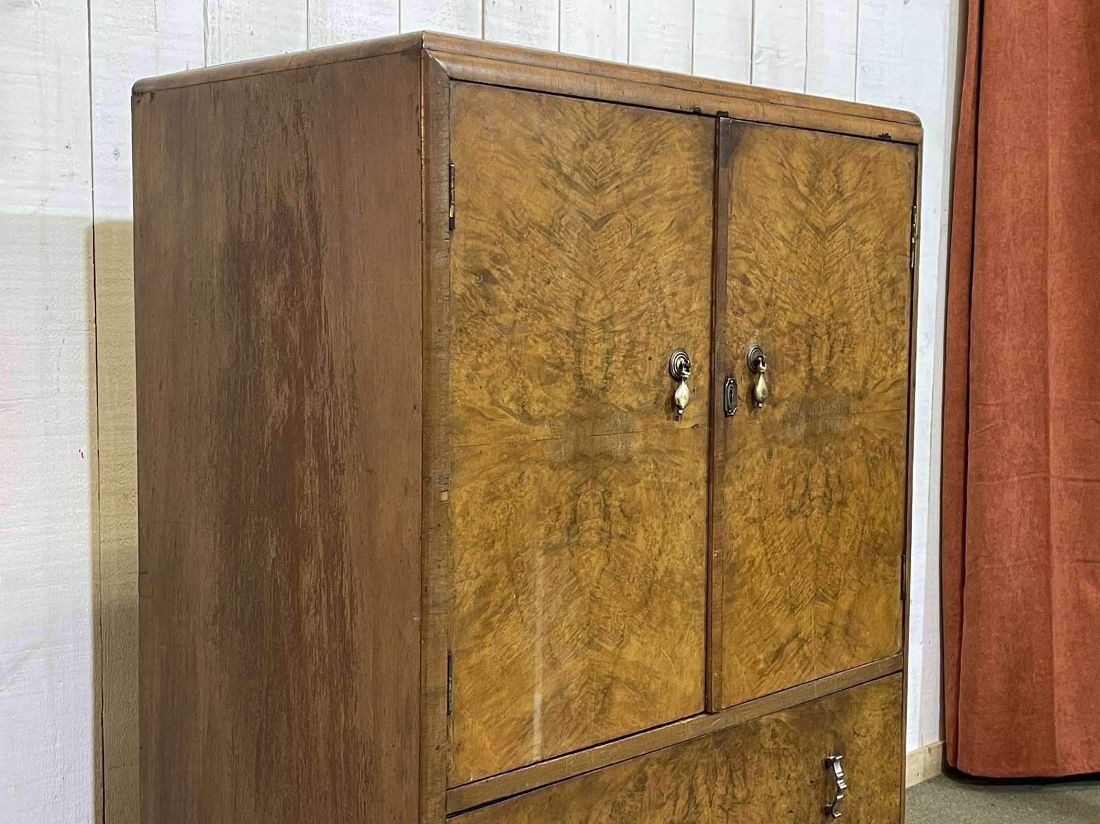 1950s English sideboard with drawers, Art Deco style, in walnut burl.