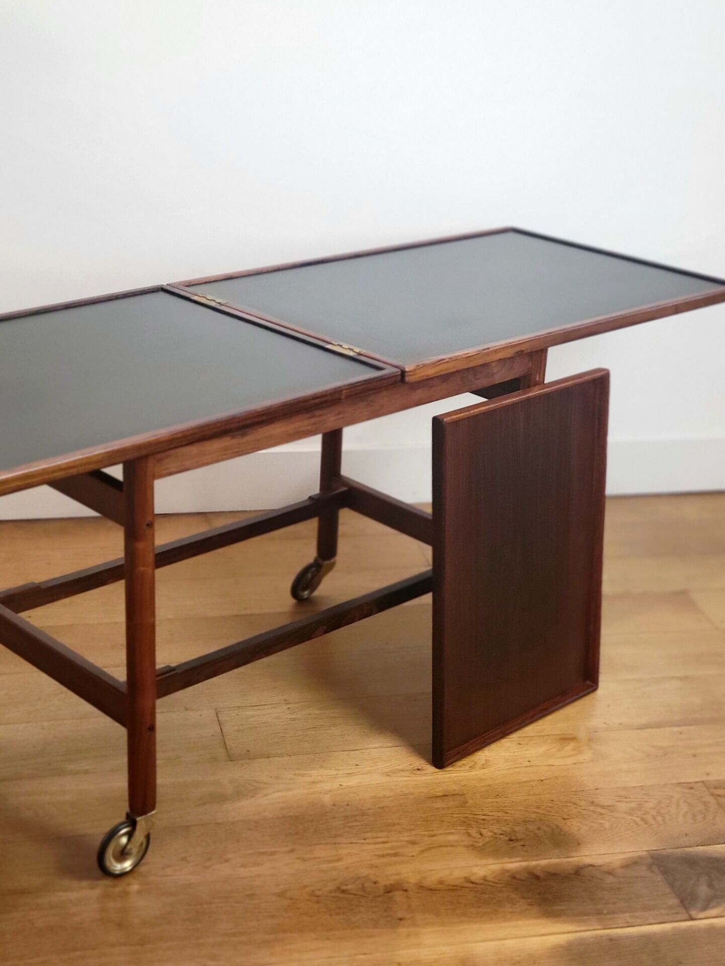 Trolley danois extensible par Kurt Østervig pour Jason Møbler en palissandre.
