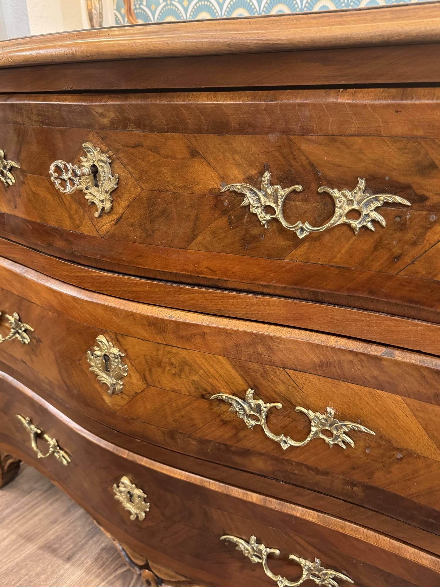 Ancienne et petite commode galbée dans le gout de Hache epoque XIX eme