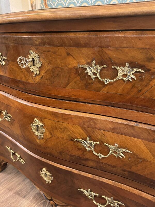 Ancienne et petite commode galbée dans le gout de Hache epoque XIX eme