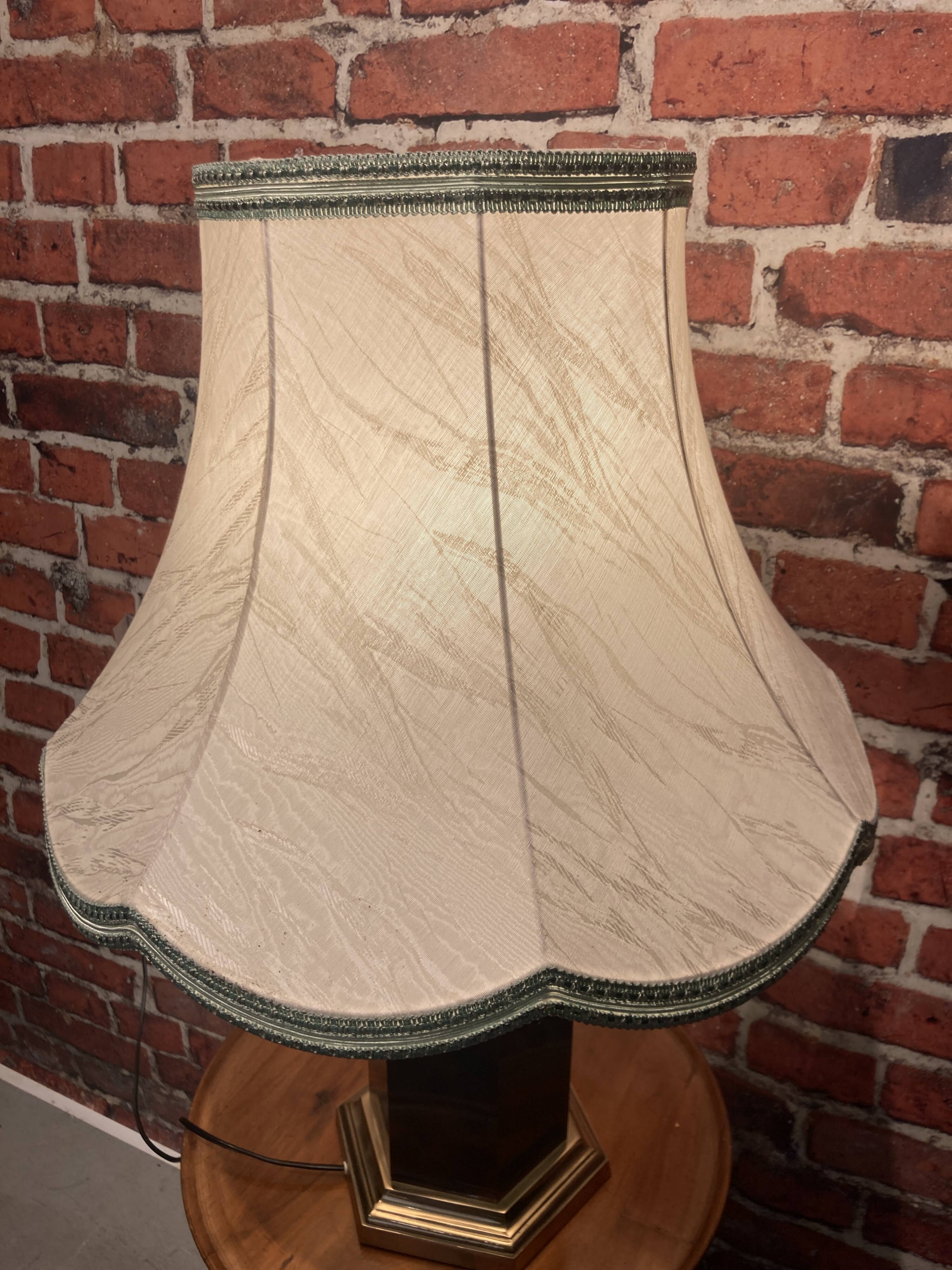 Chic table lamp with lampshade