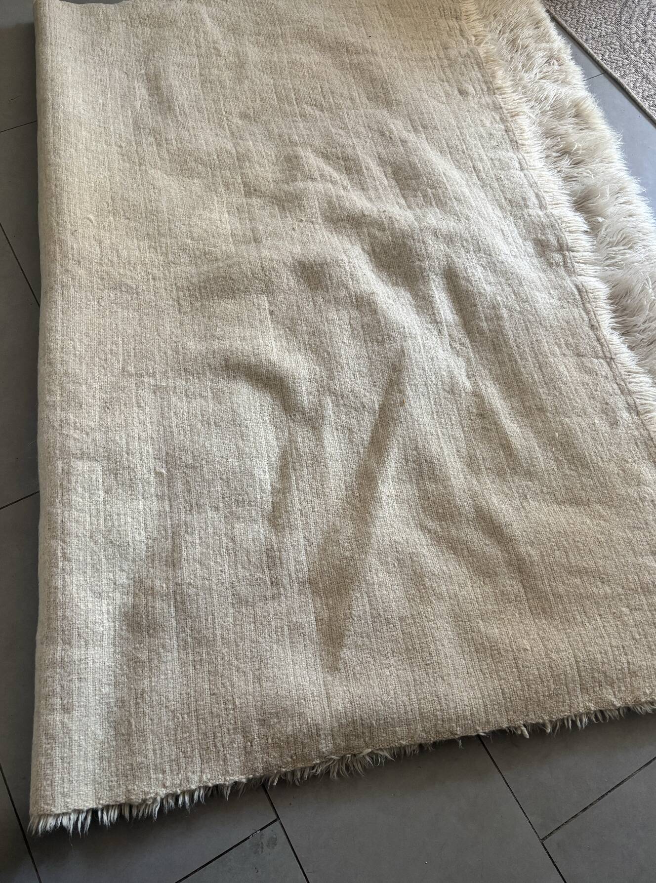 Large vintage carpet 100% pure wool Flokati with long pile from the 60s-70s.
