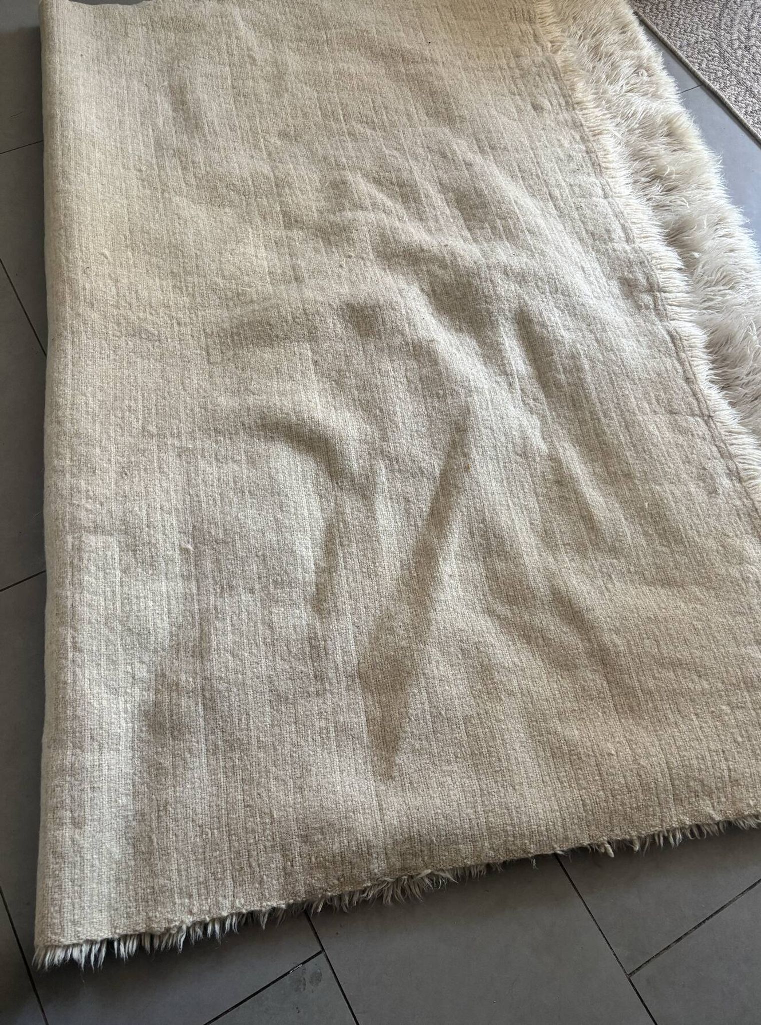 Large vintage carpet 100% pure wool Flokati with long pile from the 60s-70s.