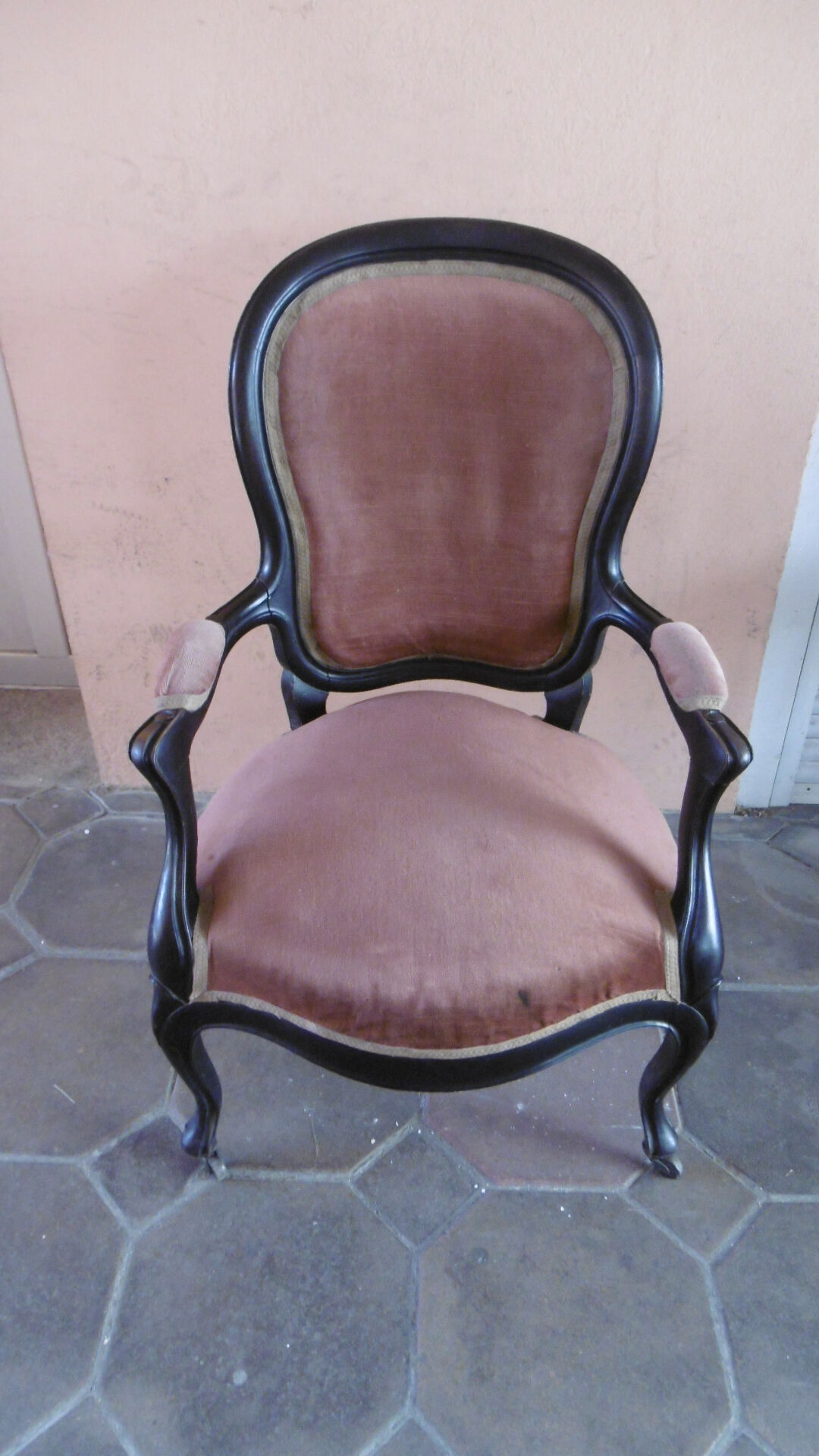 Fauteuil voltaire epoque Napoleon III en bois noirci tissu rouge saumon