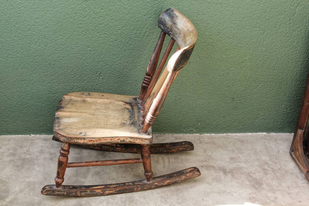 Rocking chair pour enfant en hêtre patiné, 19ème siècle