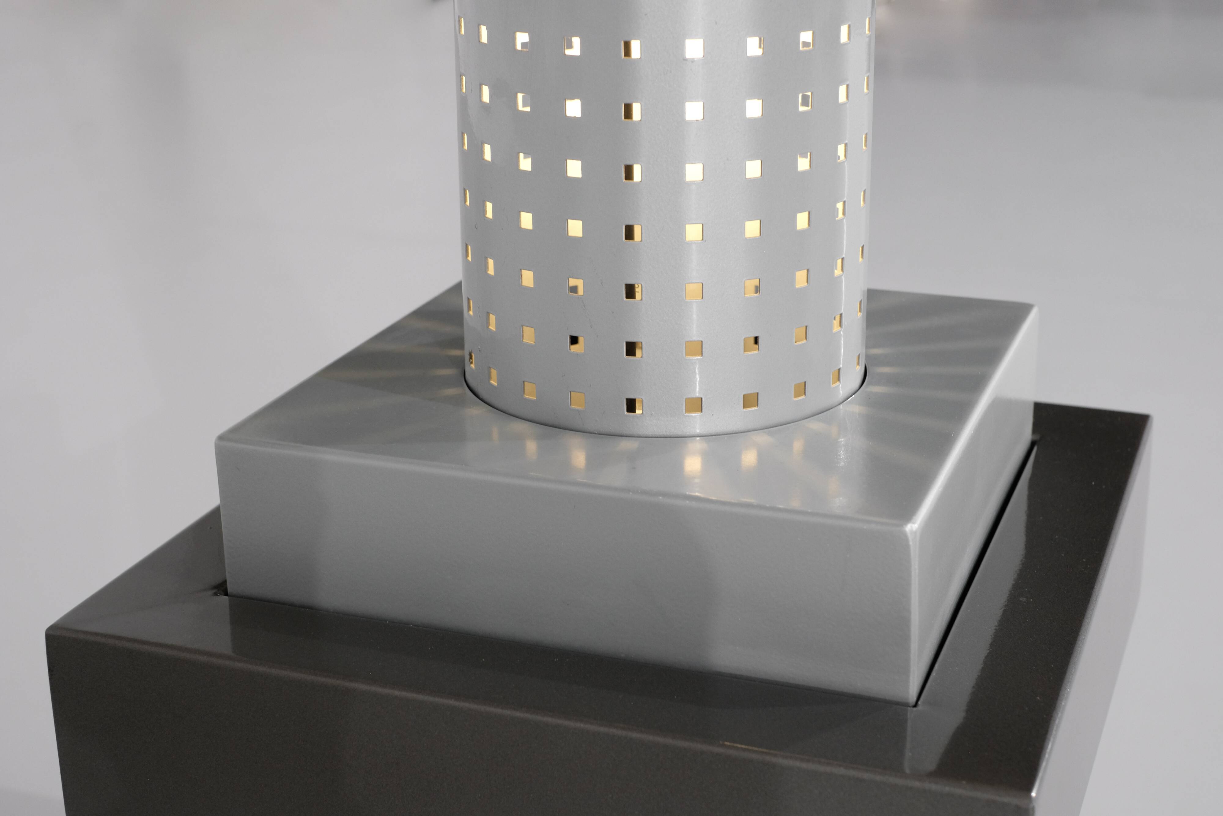 Floor lamp model "Chicago Tribune" in grey and silver enamelled metal, with