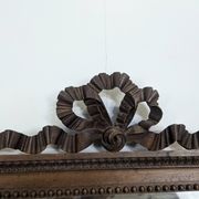 Miroir de style Louis XVI en noyer sculpté