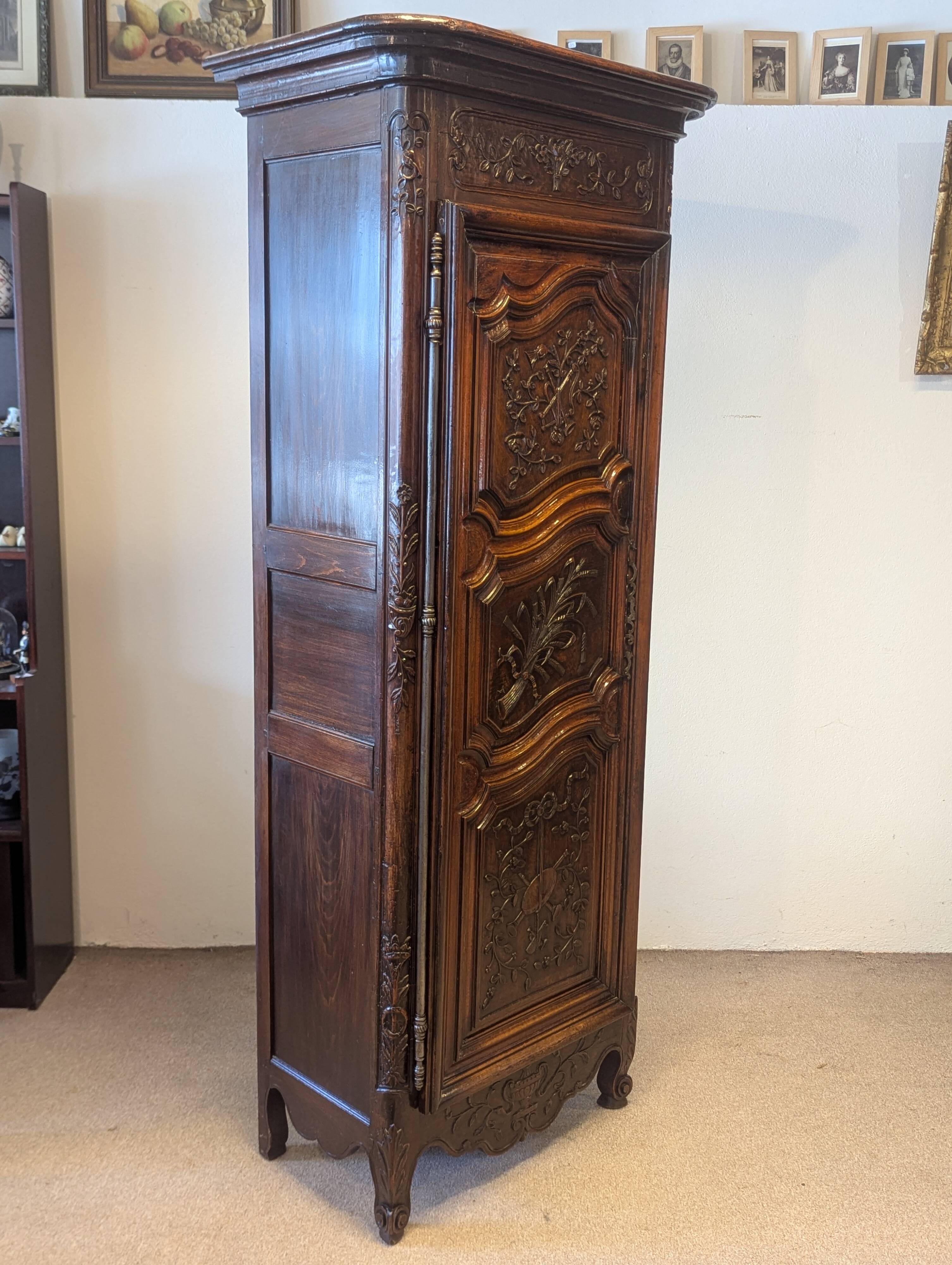 Antique Louis XV bonnetière in carved walnut – Late 18th century