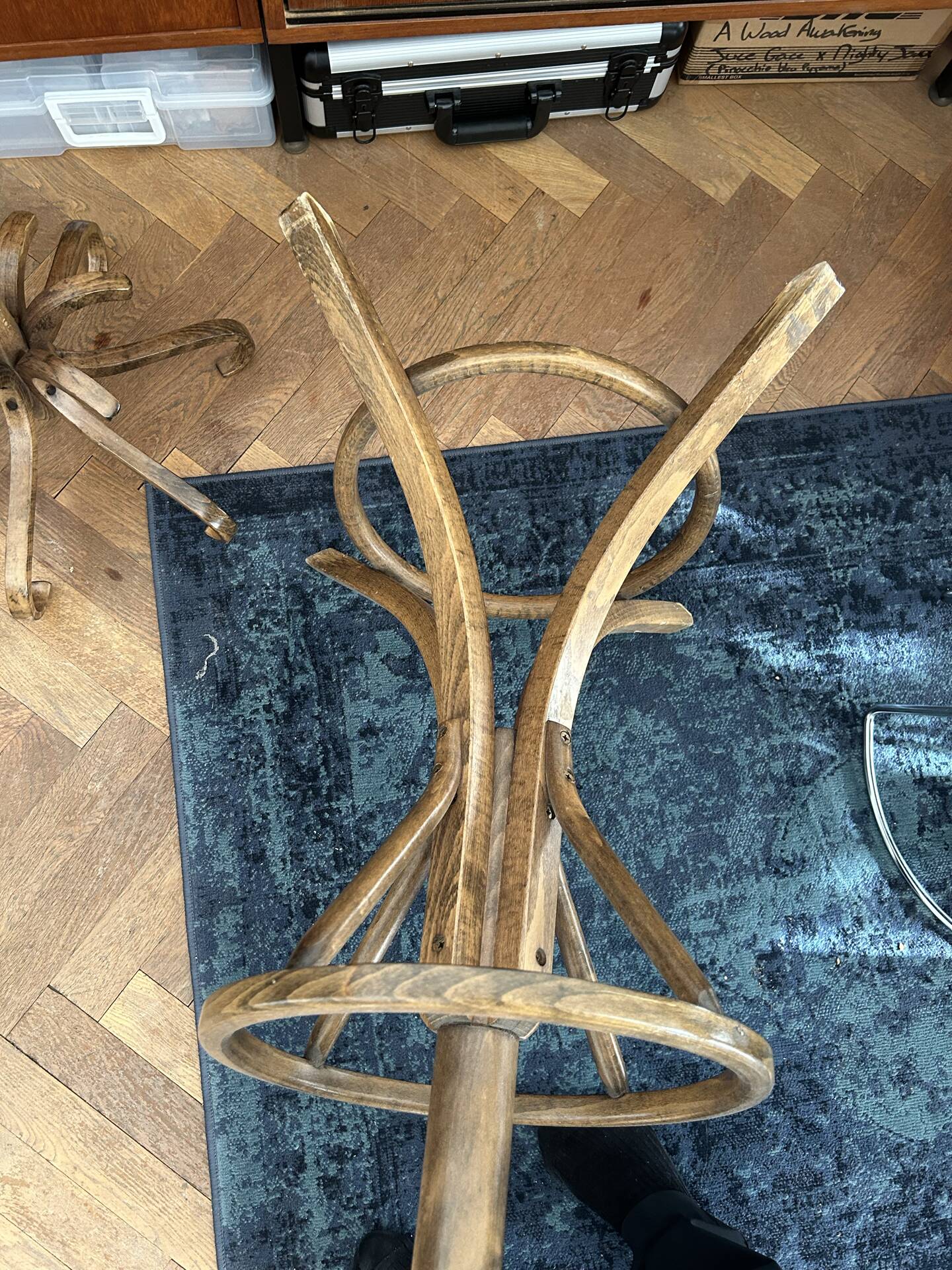 Baumann coat rack, swivelling parrot design from the 60s/70s in wood.