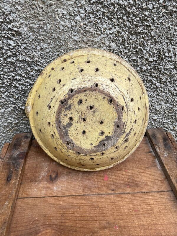 Assiette à faisselle auvergnate du 18 eme provencale