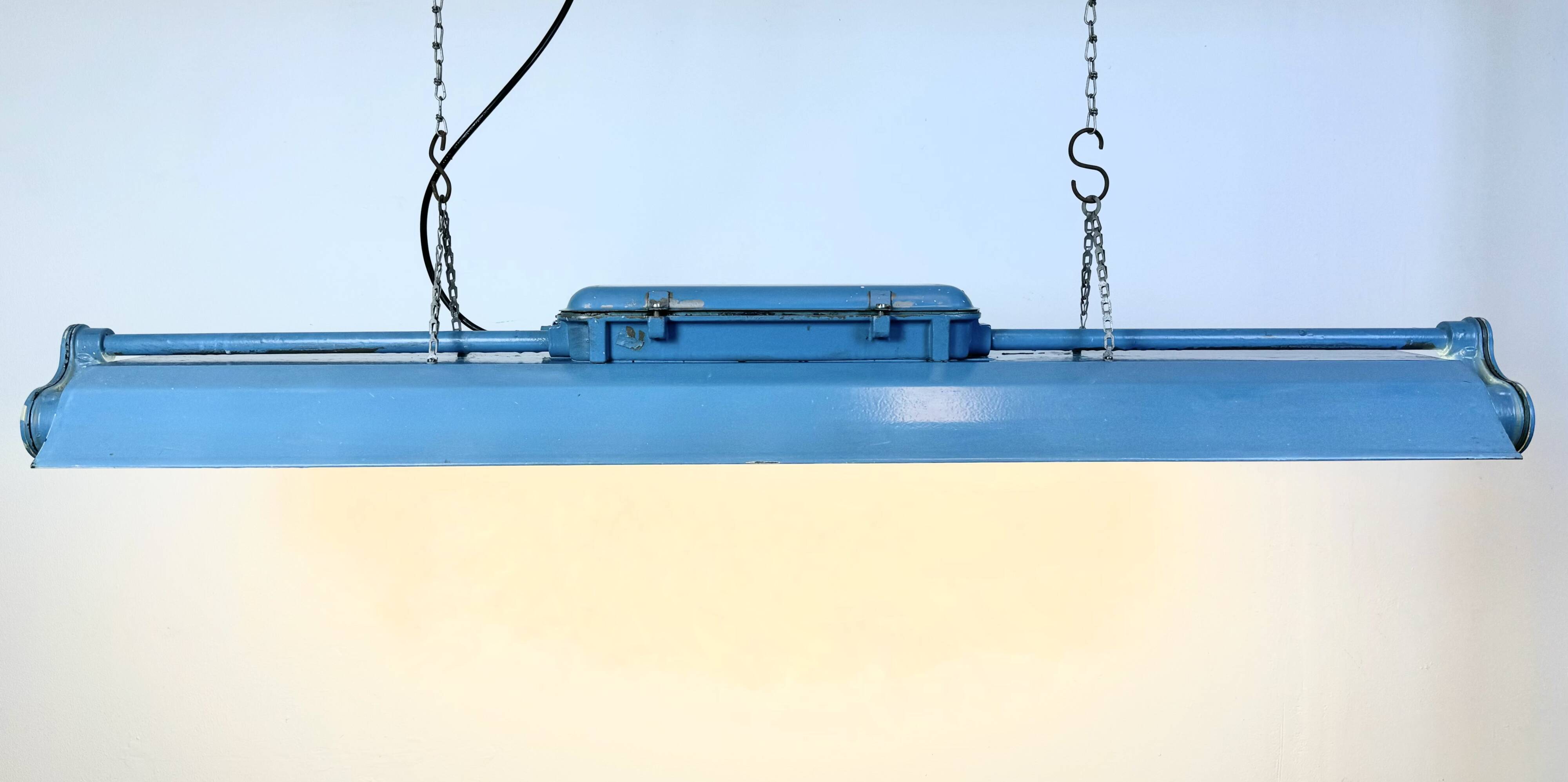 Lampe tube suspendue industrielle bleue de polam gdansk, 1970s