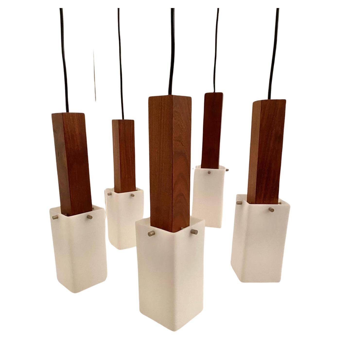 Chandelier vintage suspendu en bois de rose massif, Guzzini, Italie années 1960.