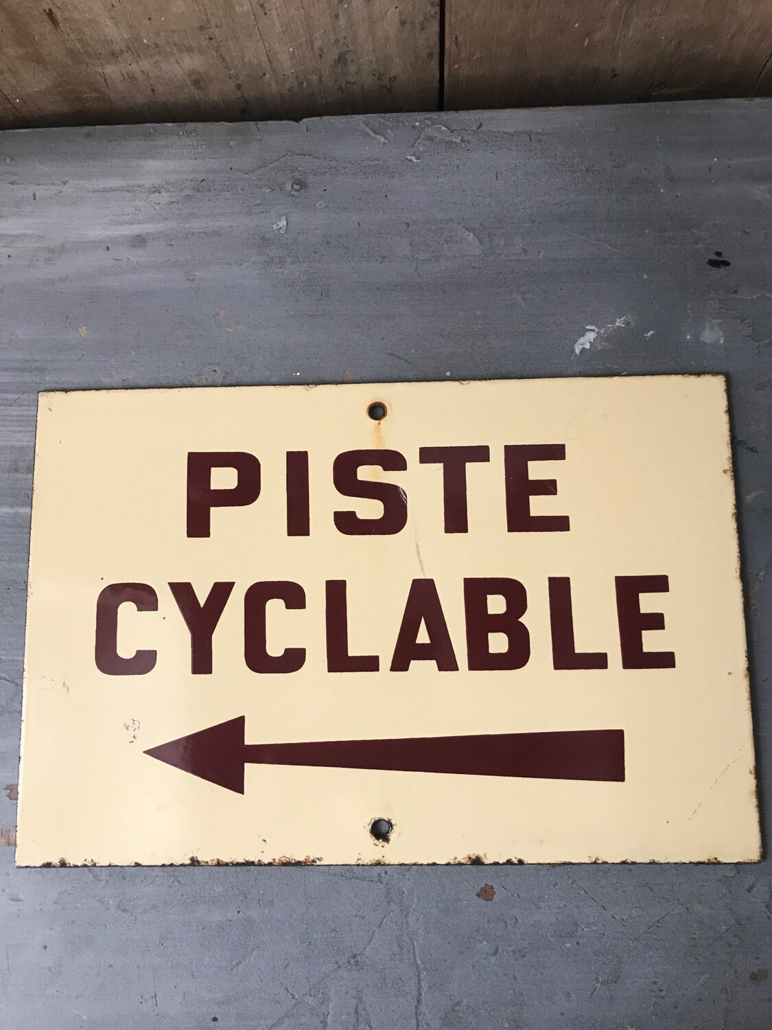 Enamelled plaque bike path