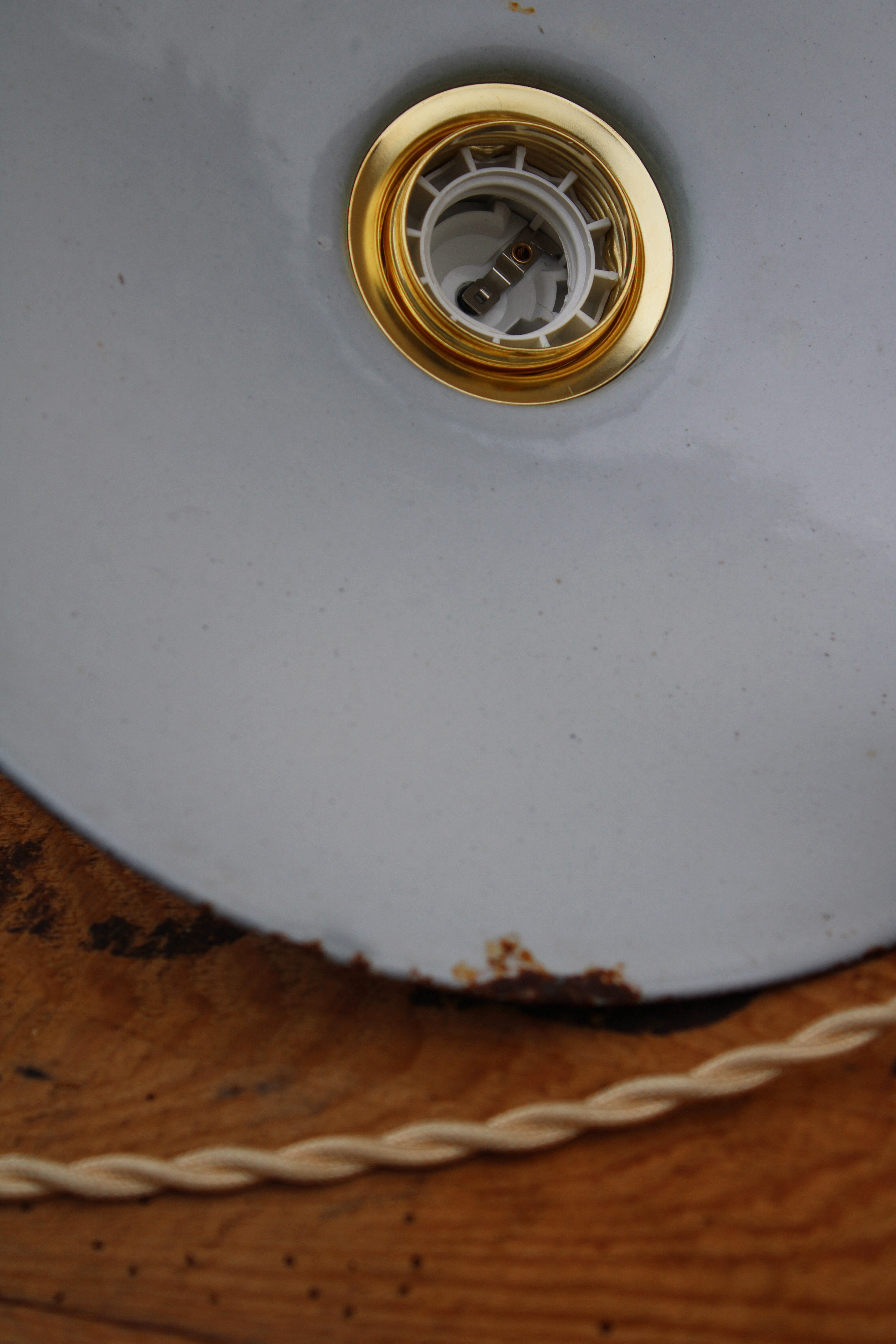 Hanging in green enamelled sheet metal