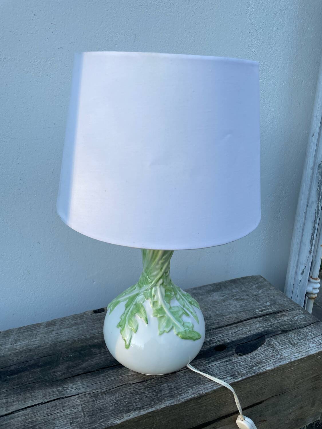 White ceramic lamp with foliage decoration