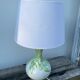 Lampe en céramique blanche à décor de feuillage