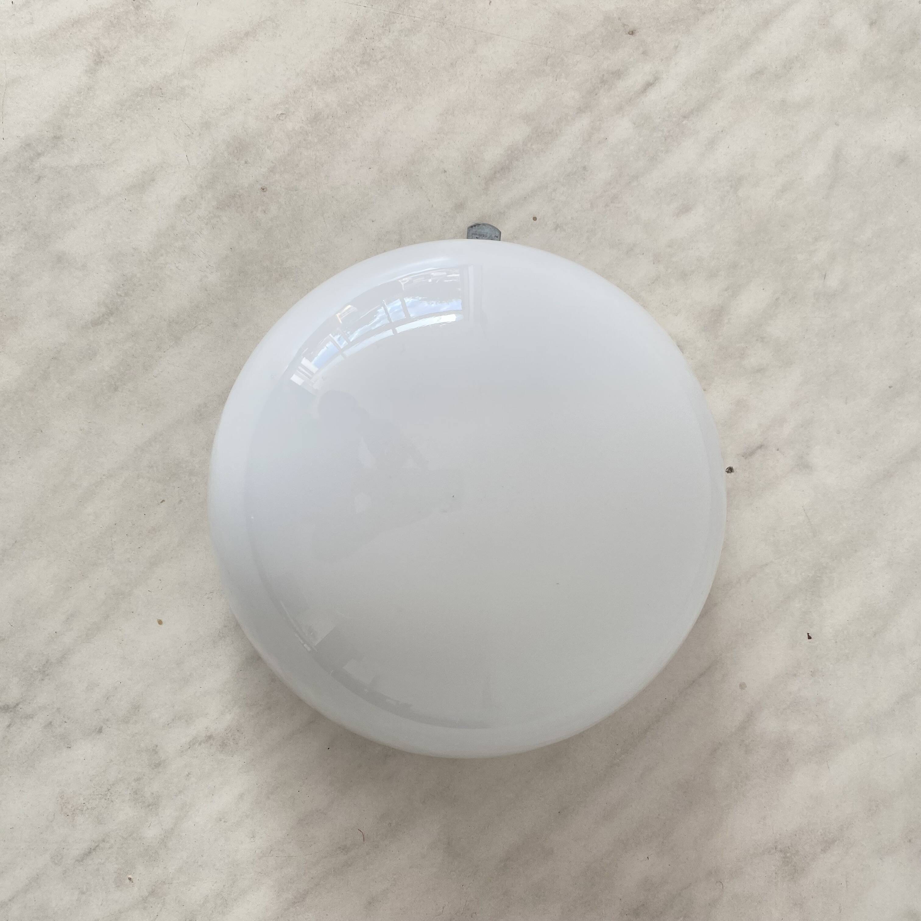 Plafonnier ou applique murale demi lune 20 cm verre opaline blanc 1960 1970