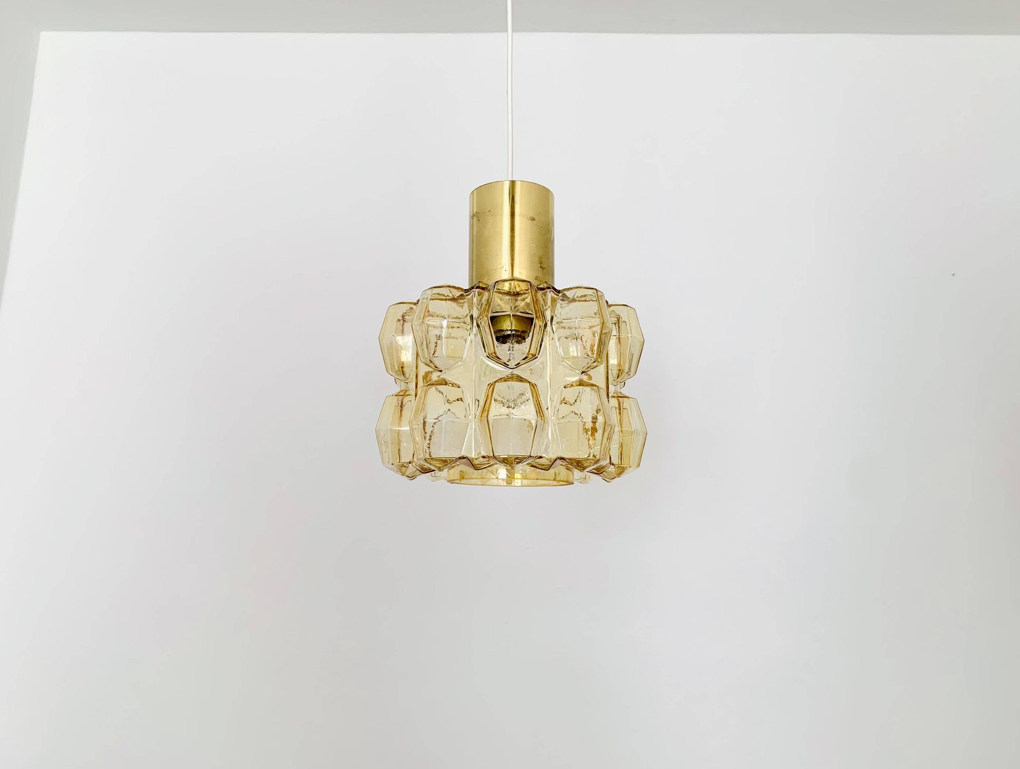 Suspension en verre bulle ambre par Helena Tynell pour Glashütte Limburg