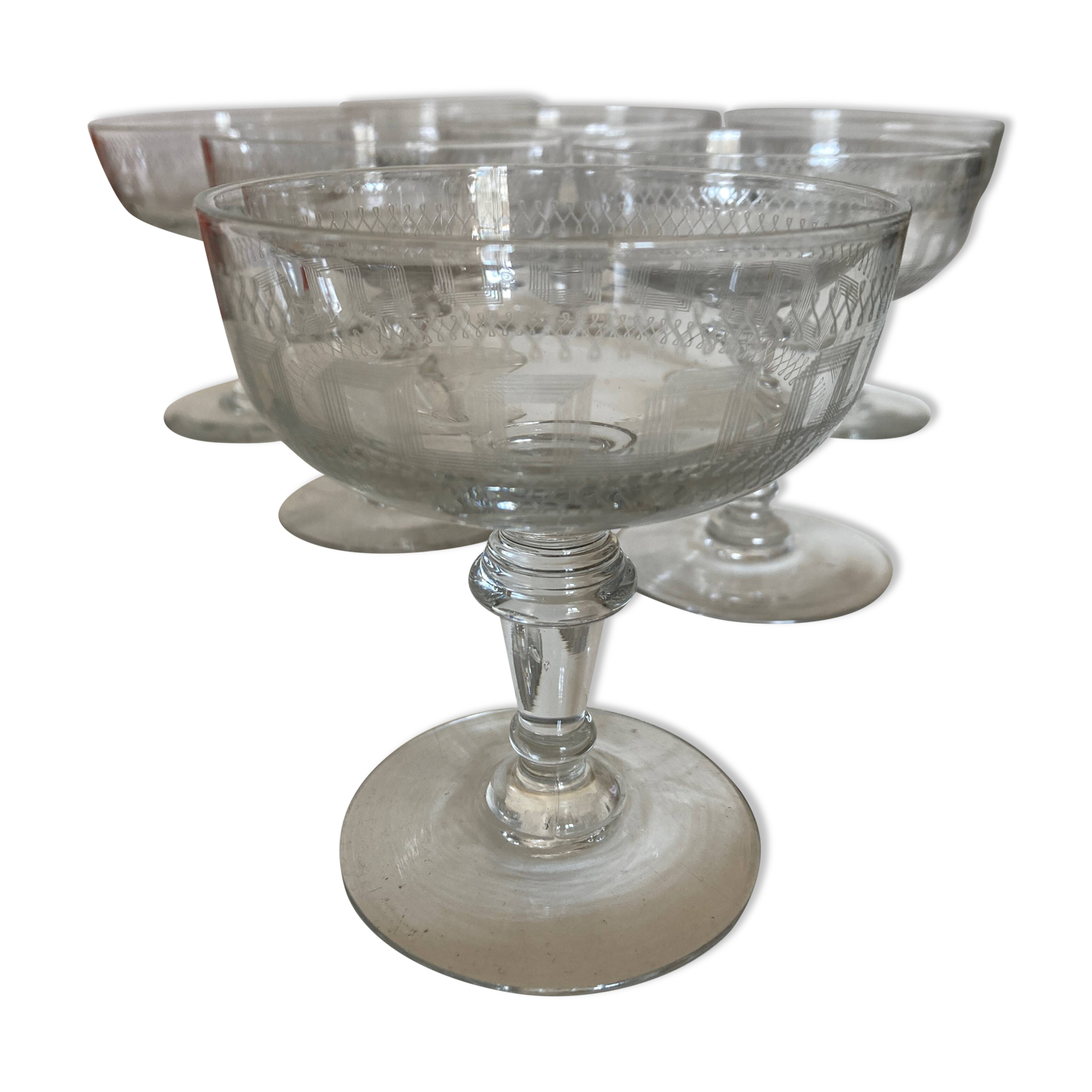 set de 8 coupes à champagne en demi cristal gravé néo classique  1900