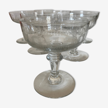 set de 8 coupes à champagne en demi cristal gravé néo classique  1900