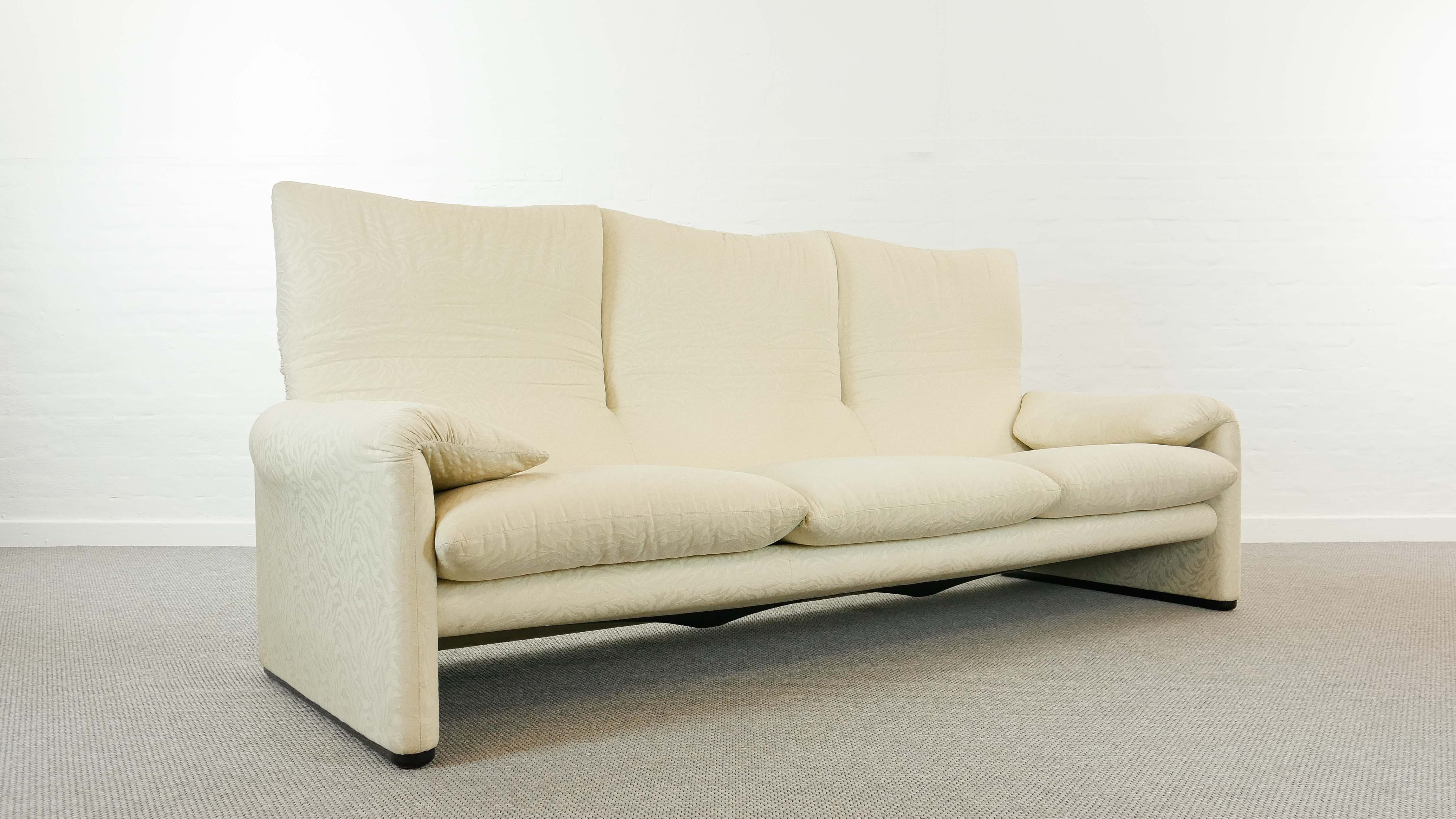 Maralunga 3-seat Sofa with Footrest in offwhite by Vico Magistretti for Cassina, Italy