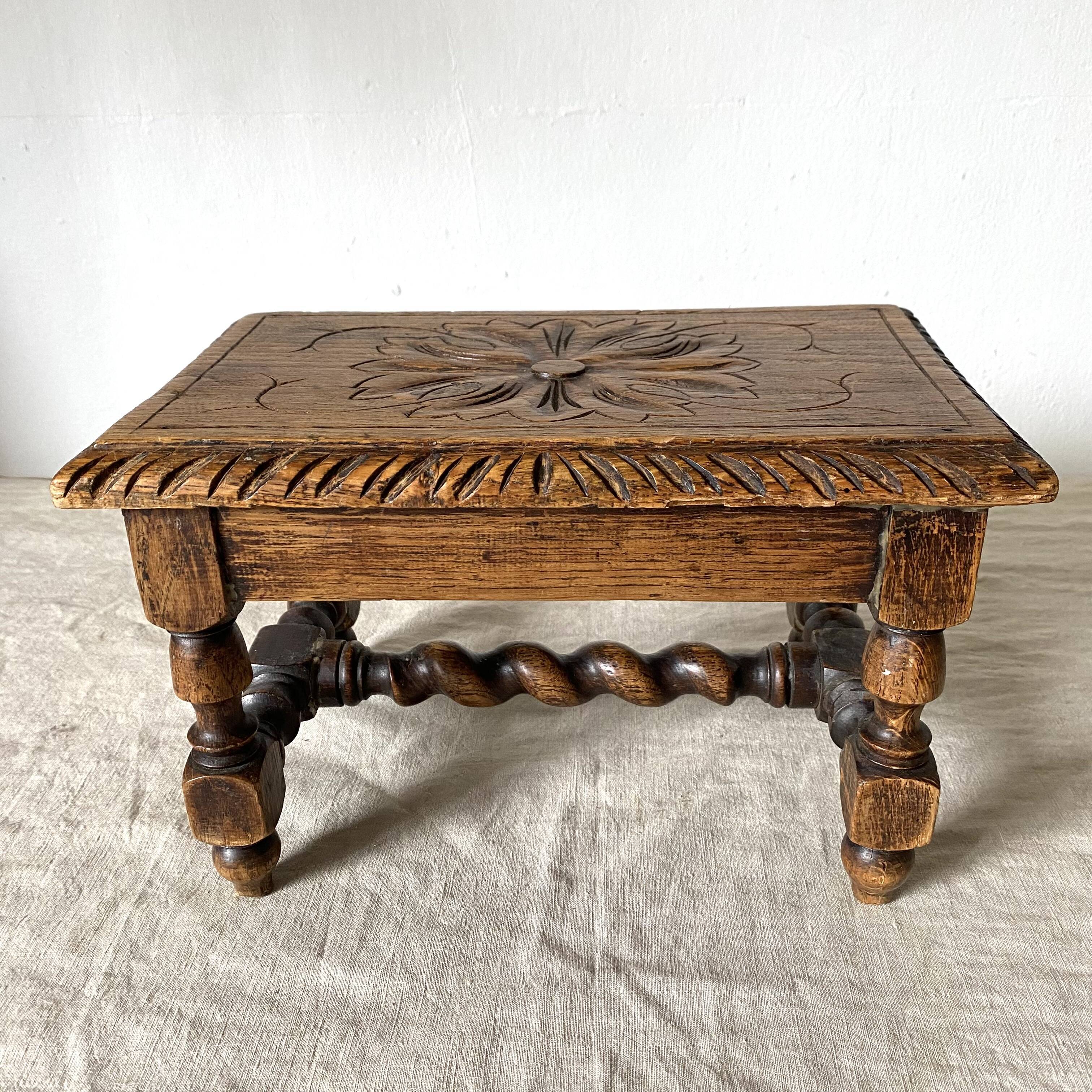 Tabouret bas en bois sculpté style Breton
