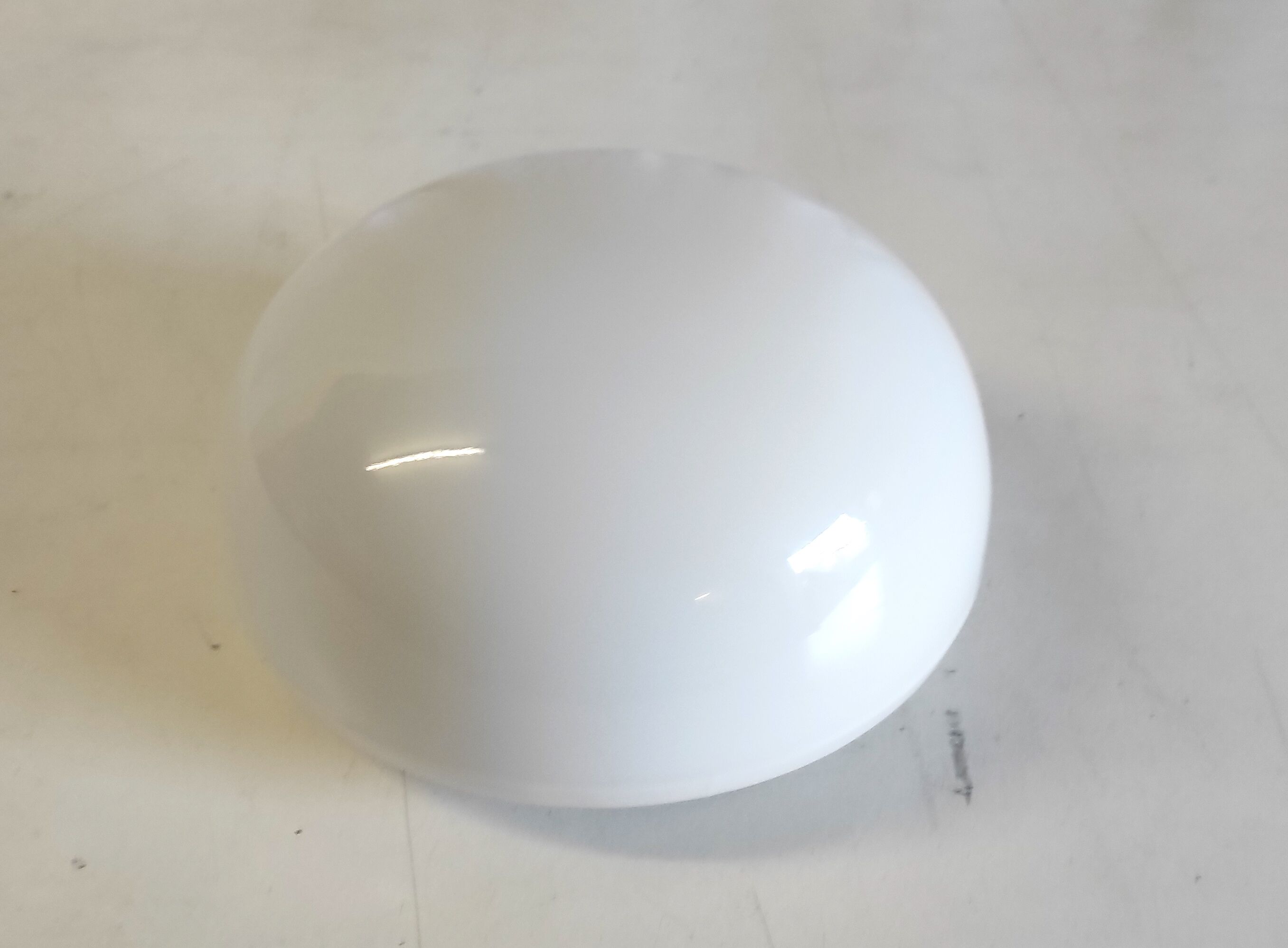 Plafonnier ou applique en verre opalin 20 cm, années 60-70