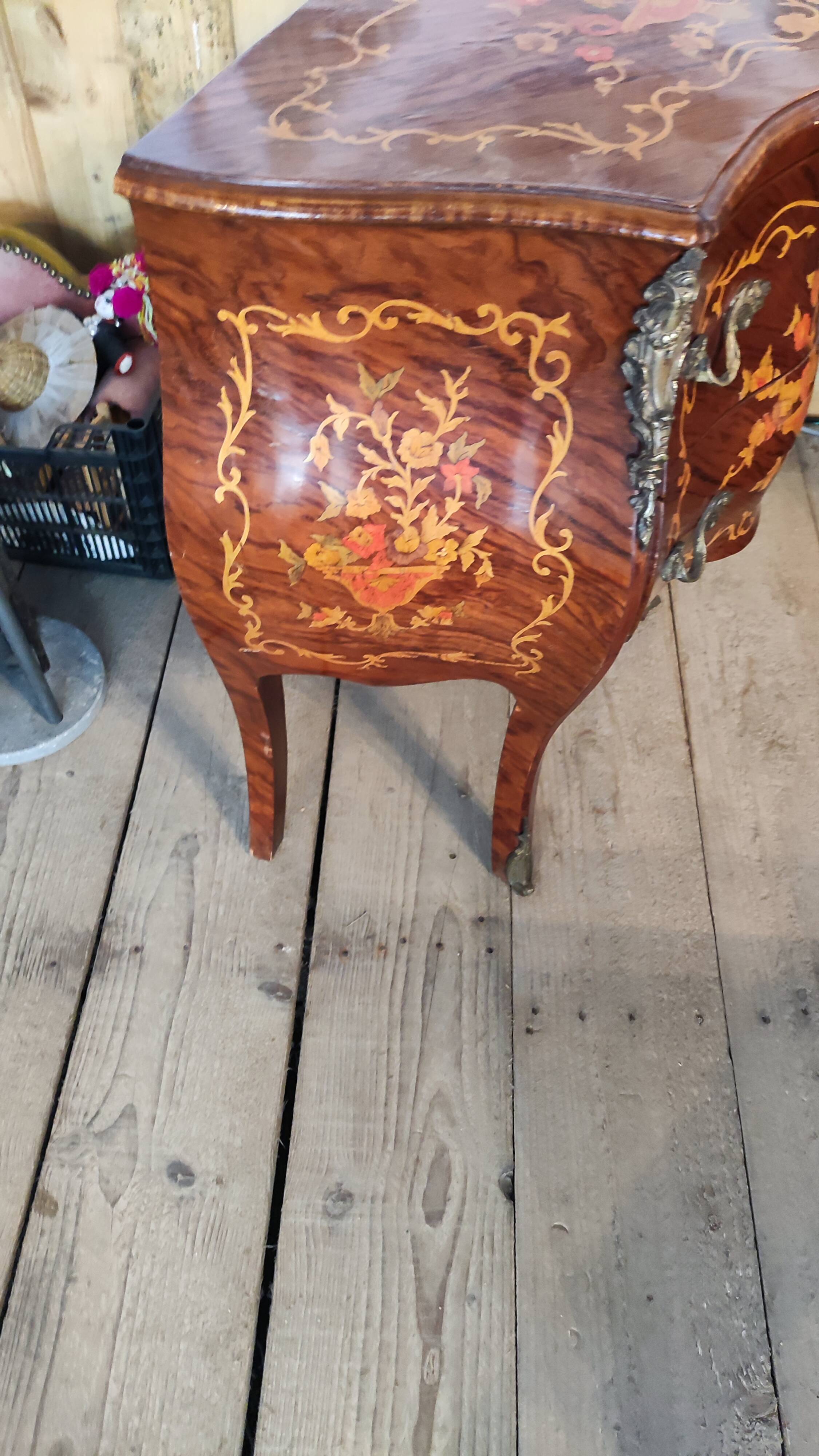 Small inlaid chest of drawers