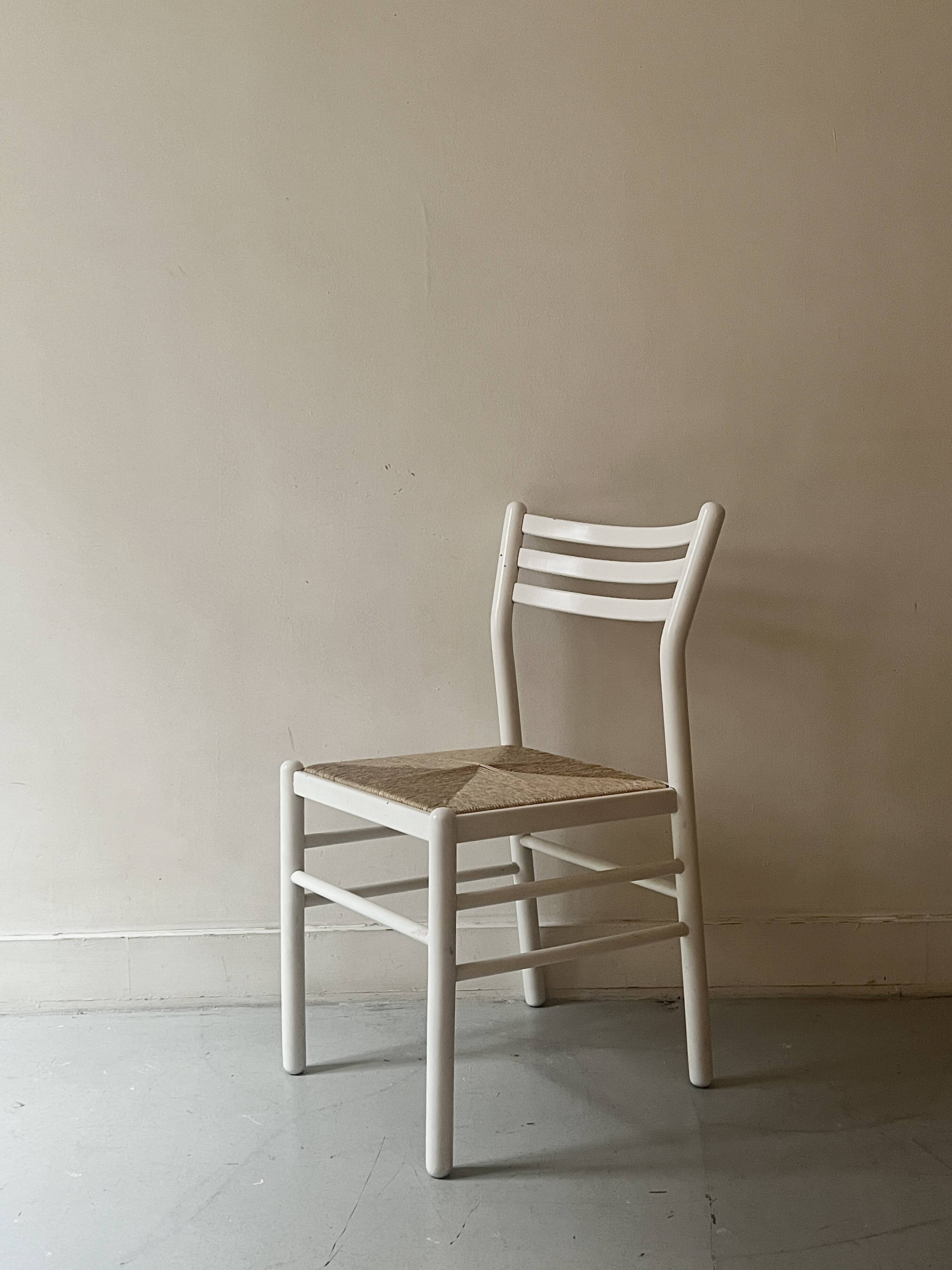 chaise moderniste en bois blanc et paillée