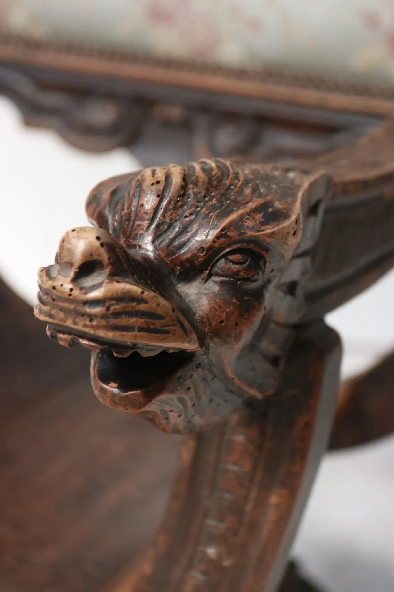 Dantesca armchair with lion heads and mascaron – neo-Renaissance, 19th c.