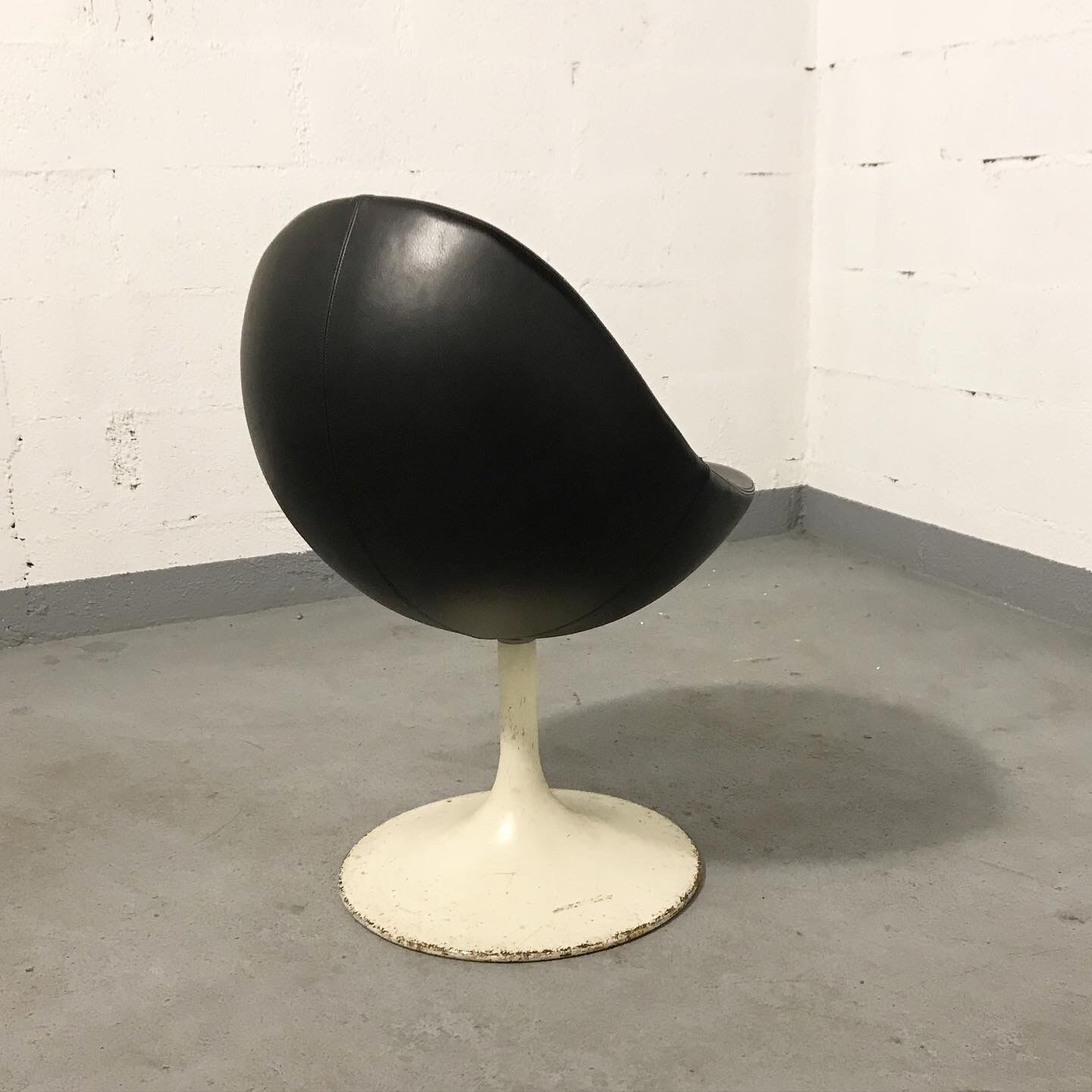 Johanson low chair swivel model "venus"