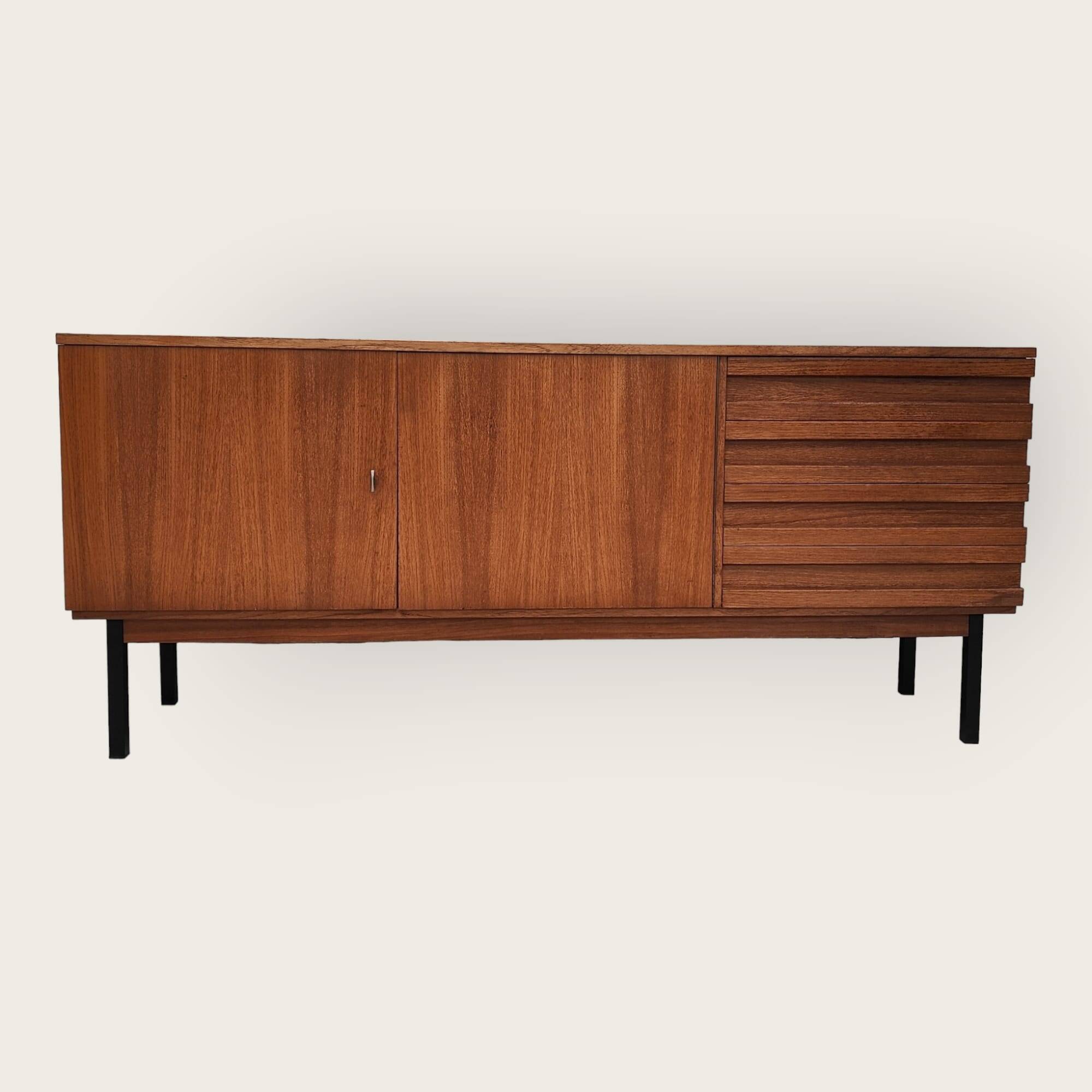 Buffet du milieu du siècle