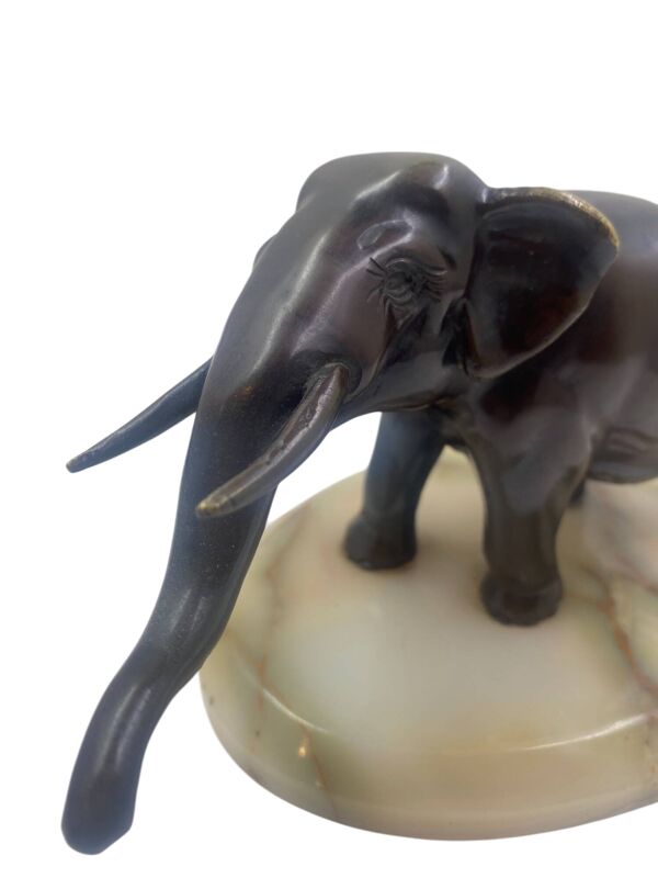 Sculpture d'éléphant en bronze sur une plaque en marbre