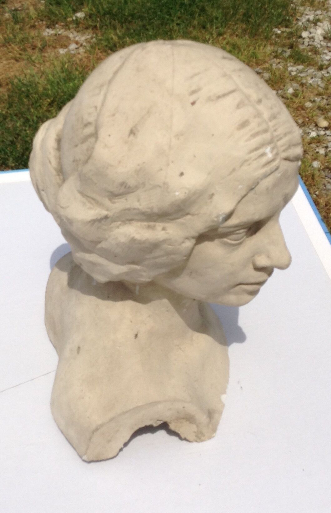 Tête de femme en plâtre peint ancienne