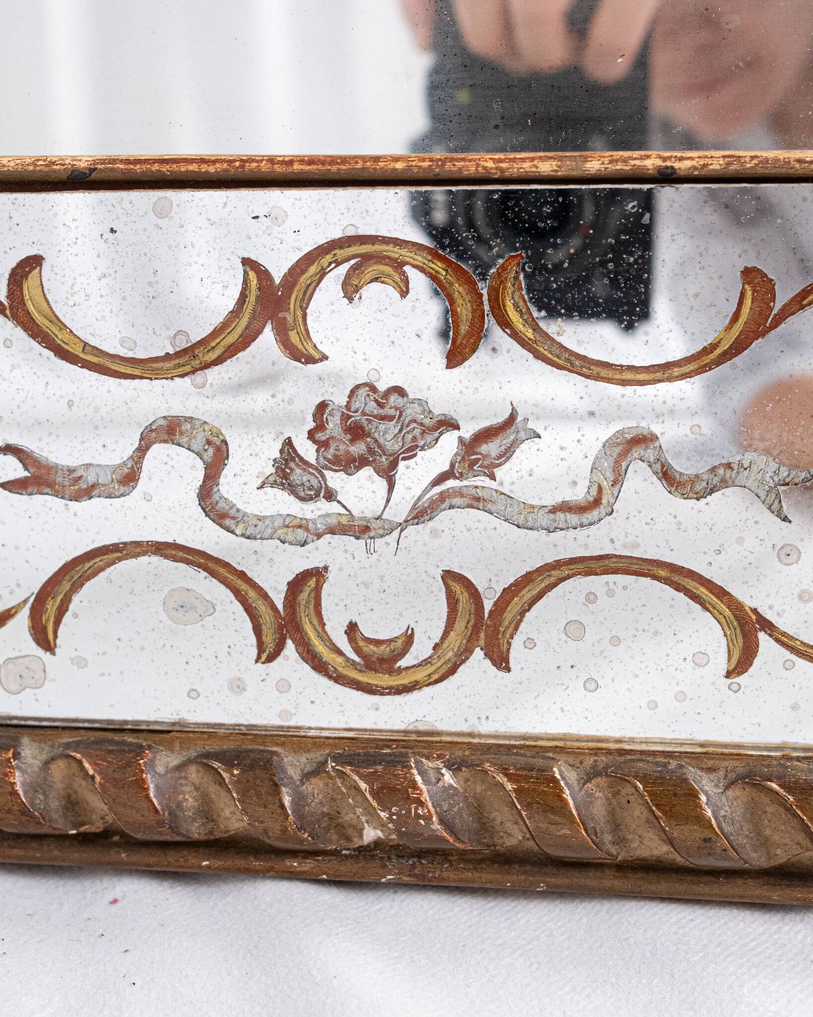 Miroir italien en verre églomisé, à parecloses, début XXe siècle