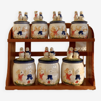 Étagère à condiments murale vintage en bois et pots porcelaine motif barbotine oies