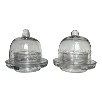 Paire de beurriers en verre gravé