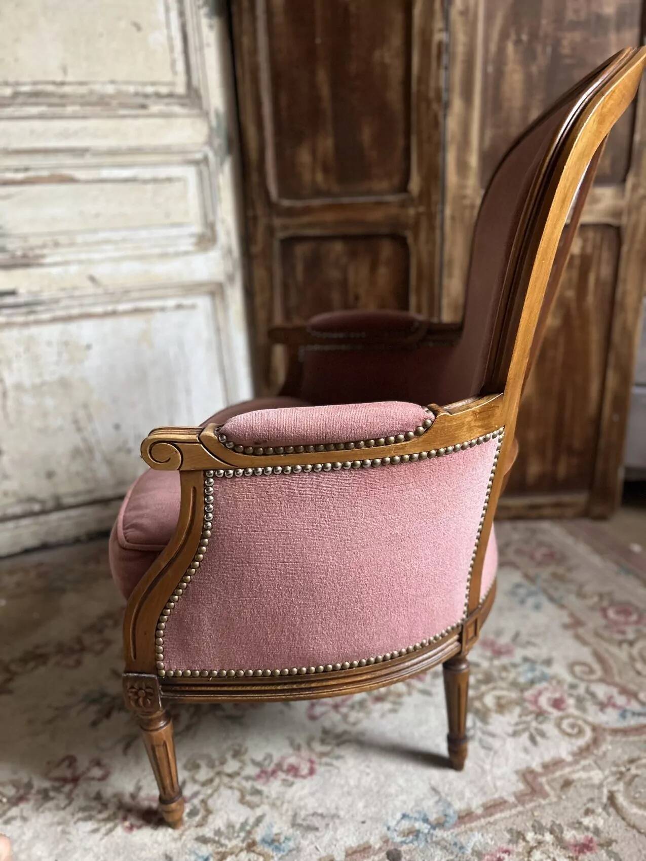 Petit fauteuil Louis XVI en velours vieux rose, assise déhoussable – Chic et confortable